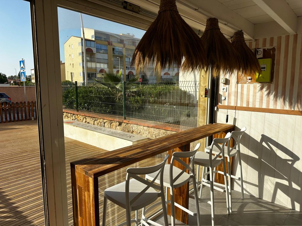 amenagement agence immobilière valras plage terrasse bois abris surplot extèrieur salon thé placo peinture papier peint conception architecte conception